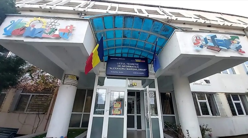 Intrarea principală a liceului, cu firma „Liceul Teoretic de Informatică Alexandru Marghiloman”.